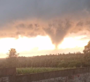 Graban tornado en zona rural de Santa Rosa del Monday