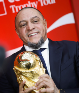 El Trofeo de la Copa del Mundo brilla en el Bernabéu en su ruta hacia el Mundial 2026