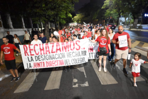 Con una nueva marcha, persisten las protestas en el Colegio Internacional por designación de director