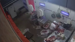 Video: descubren robo sistemático de carne en supermercado de San Lorenzo