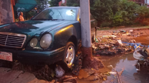 Raudal arrastra dos vehículos en zona de obras en barrio San Pablo