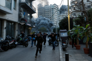 Israel mata a más de 50 personas en Líbano y amenaza con ampliar su invasión terrestre