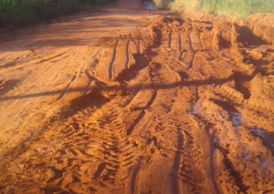 Empresa privada obligaba a vecinos a pagar por empedrado sin permiso municipal, denuncian en MRA