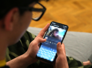 Así viven los adolescentes el acceso a la pornografía en sus móviles: “No recuerdo cuándo fue la primera vez”