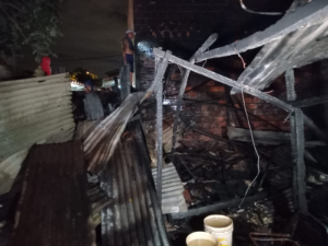 Incendio arrasa vivienda precaria en Asunción