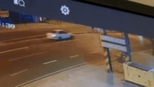 Video: Policía cree tener la identidad del conductor que chocó a un peatón y huyó