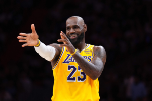 LeBron James iguala récord de partidos jugados en la NBA y Doncic anota 60 puntos