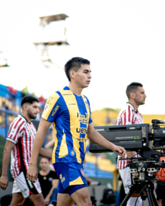 Barras atacan con petardos a jugadores de Luqueño durante entrenamiento