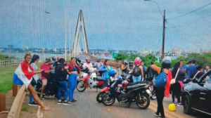 Paseros cerraron por una hora el puente internacional San Roque González por rigurosos controles en Argentina