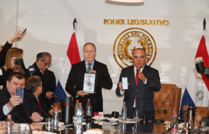 Tipo de cambio presupuestado permitió “ajustar” el déficit al 1,5% y ahora genera dudas sobre “economía de guerra”, advierten