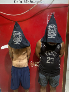 Desarmaban auto robado en plena calle y fueron sorprendidos por el dueño