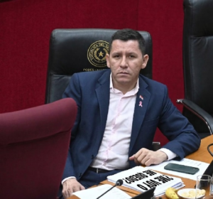 Chaqueñito demora su renuncia y el Senado analiza expulsarlo