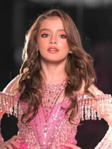 Niña paraguaya se destaca en certámenes internacionales de belleza infantil