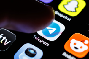 Telegram y la IA multiplican la violencia digital contra mujeres anónimas en España: “¿Alguno me presta a su novia para pajearme?”