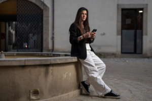 Los adolescentes que crecieron sin ningún límite en las redes sociales: “Mis padres me dieron el móvil y, a partir de ahí, tiré sola”