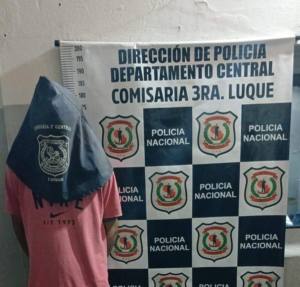 Luque: joven cae tras hurtar motocicleta en estacionamiento de supermercado