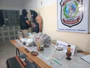 Video: Policía detiene a presunto microtraficante tras allanamiento en Asunción