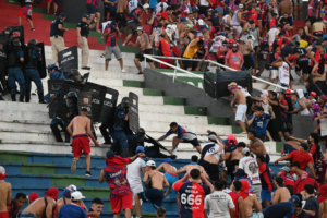 Tres policías heridos en incidentes con hinchas de Cerro Porteño en el clásico