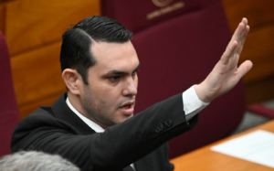 Fiscalía abre causa penal contra senador Hernán Rivas por presunto documento público falso