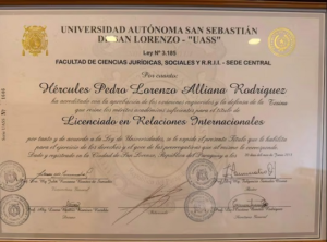 Alliana exhibe título universitario ante cuestionamientos