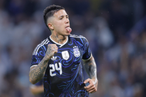 Enzo Fernández, castigado por el Chelsea