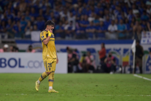 Con Adam Bareiro expulsado antes del descanso, Boca cae ante Cruzeiro