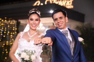 La periodista, conductora del programa “Charlemos” emitido por El Show y Miss Cultura 2024 Thalía Núñez, quien se casó en una boda soñada con su gran amor, Alex Figueredo