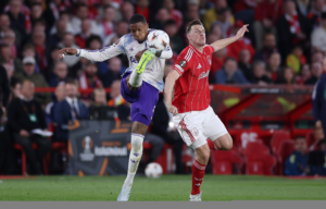 Nottingham Forest golpea primero, con un penal insólito deja al Aston Villa contra las cuerdas