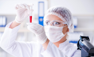 Proyecto que regula profesión del ingeniero químico genera tensión con farmacéuticos: este es el conflicto