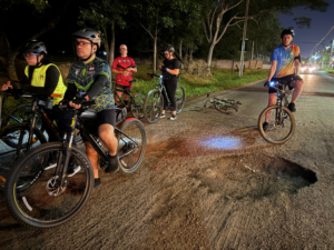 Ciclista cae en “cráter” de calle luqueña y reaviva reclamos por baches