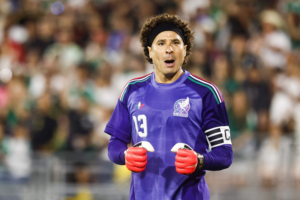 Guillermo Ochoa, quien jugará su sexto mundial, encabeza la lista de México para la Copa del Mundo