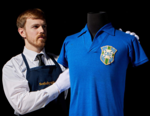 Subastarán la camiseta del primer título mundial de Pelé por una cifra astronómica