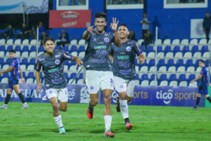 El 12 de Octubre firmó un triunfo agónico y zafó de la primera fase