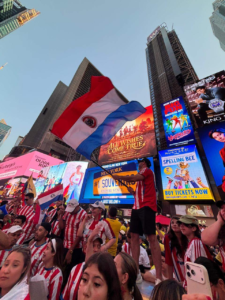 Video: Mirá cómo los paraguayos coparon el Times Square y alentaron a la Albirroja