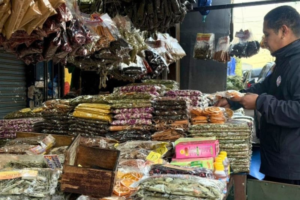 El frío impulsa la venta de yuyos medicinales en el Mercado 4
