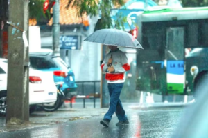 Meteorología prevé lluvias intensas y vientos de hasta 90 km/h