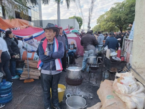 Adultos mayores exigen que pensión iguale el sueldo mínimo y cobro desde los 65 años