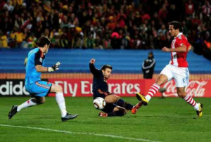 Roque Santa Cruz recordó el mano a mano con Casillas en 2010