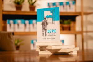 Jorge Mendelzon presentó su libro De pie ante un auditorio lleno en el Centro de Convenciones Mariscal