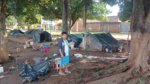 Nativos sobreviven hace más de seis meses al costado de la ruta PY02 y piden asistencia
