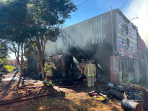 Incendio de gran magnitud deja al descubierto la falta de apoyo a bomberos de Caacupé