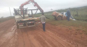 Del asfalto prometido al barro: accidente evidencia un año de espera en Borja-Mbuyapey