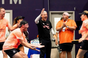 Peery, coach de primer nivel, llega para entrenamientos gratuitos de pickleball