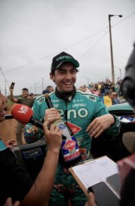 Diego Domínguez recibió el tradicional botellón de Pilsen tras hacer historia en el WRC ueno Rally del Paraguay