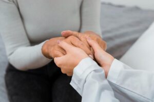Médicos y pacientes se unen para impulsar una campaña que promueve el diagnóstico precoz del cáncer