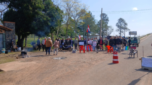 Bloquean acceso a empresa vialera para exigir 800 metros de asfaltado