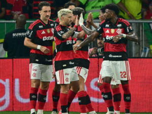 Dos golazos de Arrascaeta y Lino llevan a Flamengo a cuartos en la Libertadores