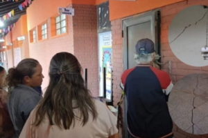 Escuela deja a 500 niños sin baños desde hace cinco meses