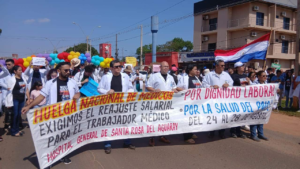 Médicos y estudiantes mantienen movilización y bloqueo intermitente de la PY08 en San Pedro