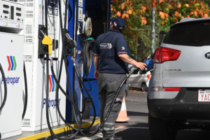 Combustibles ya subieron hasta 39% en Paraguay: ¿Cuál es la diferencia de precios entre Petropar y los privados?